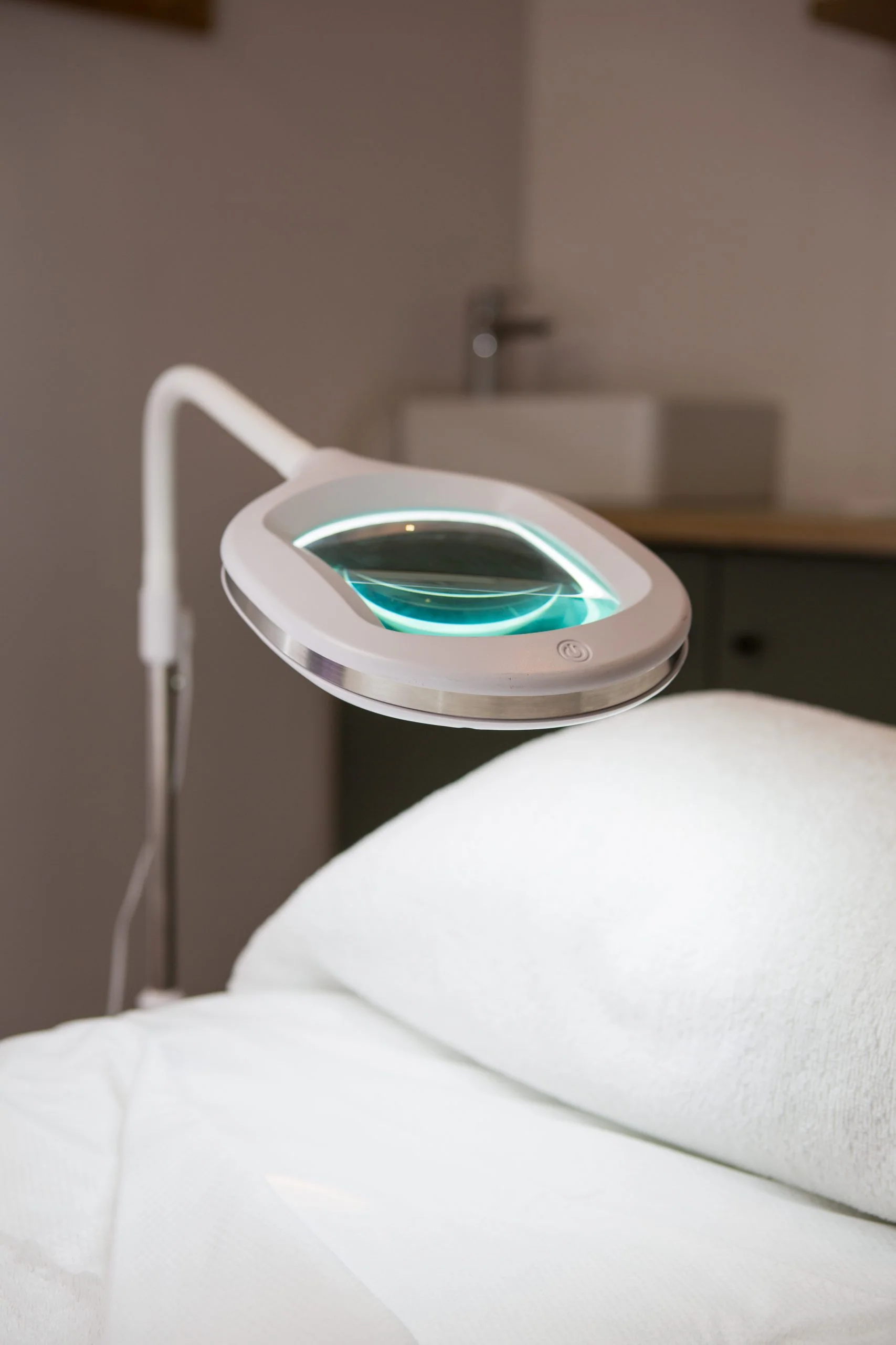 Native Lighting 3-in-1 Floor Standing Magnifier - Image 3